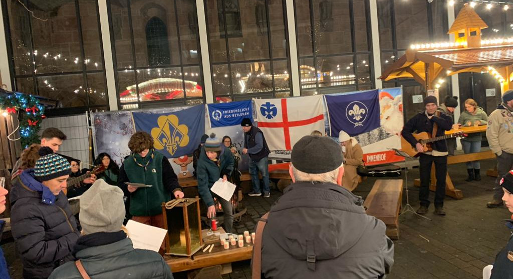 Friedenslicht vor der Stiftkirche verteilt