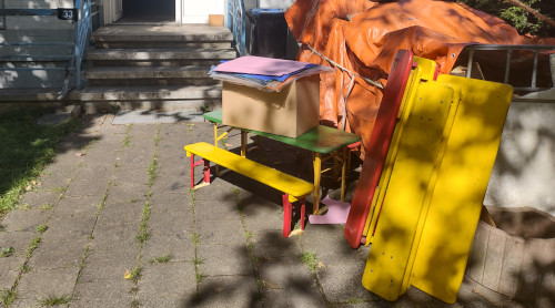 Kinderbänke und Bastelmaterial