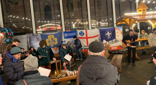 Friedenslicht vor der Stiftkirche verteilt