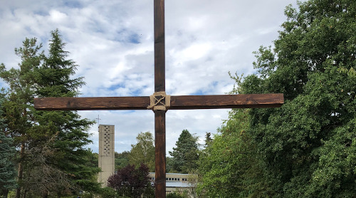 Neues Kreuz für die Pfarrwiese in Mehlbach